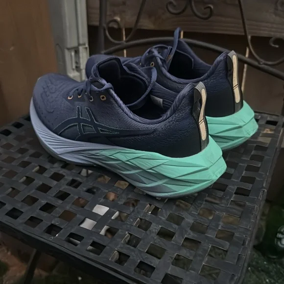 Asics Novablast 4 Womens Sz US Thunder Blue Athletic Running Shoes Sneakers - Picture 4 of 12